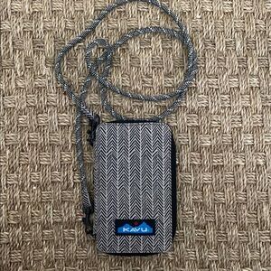 Kavu Herringbone Crossbody Wallet in Black and cream